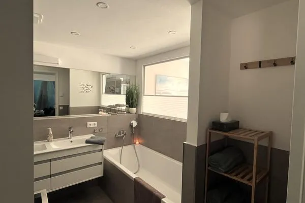 Badezimmer 2: Badewanne, Haartrockner  FeWo Strandloft in PRORA - 7.12