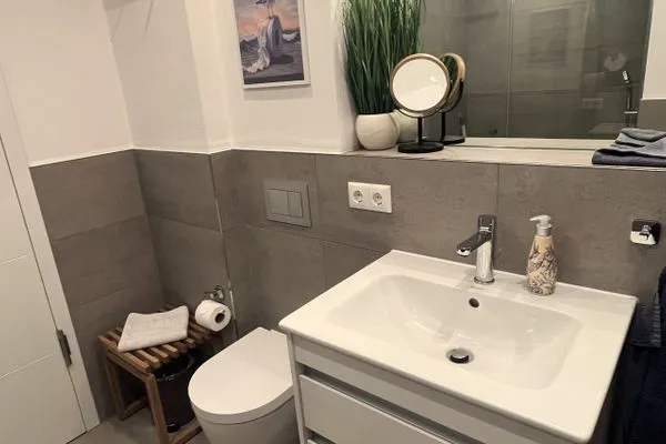 Badezimmer 1: Dusche, Infrarotsauna  FeWo Strandloft in PRORA - 7.12