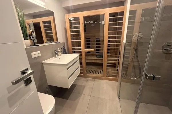 Badezimmer 1: Dusche, Infrarotsauna  FeWo Strandloft in PRORA - 7.12