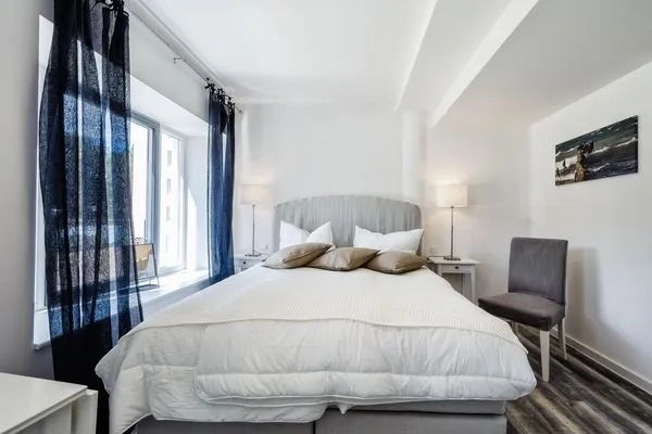 Schlafzimmer 1: Doppelbett (180x200), TV  FeWo Hygge in PRORA - 6.02