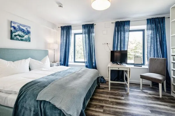 Schlafzimmer 1: Doppelbett (180x200), TV  FeWo Hygge in PRORA - 6.02