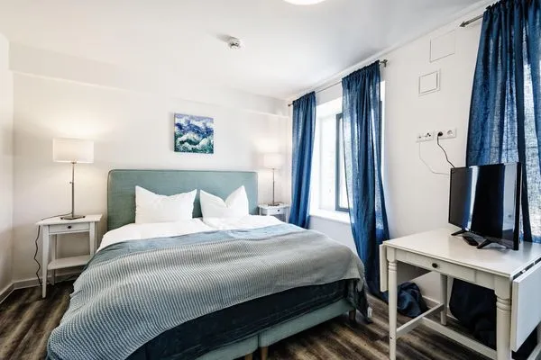 Schlafzimmer 1: Doppelbett (180x200), TV  FeWo Hygge in PRORA - 6.02