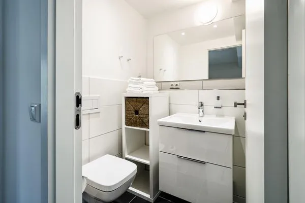 Badezimmer: Dusche, WC, Haartrockner  FeWo Hygge in PRORA - 6.02