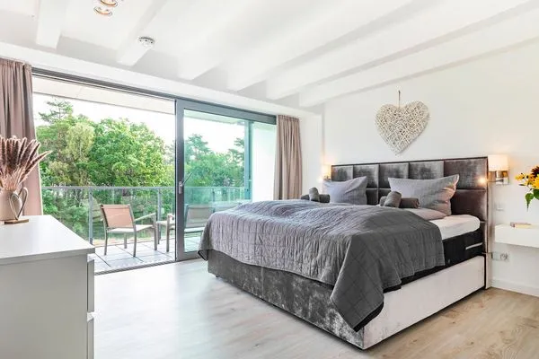 Schlafzimmer sind mit einem Doppelbett (180x200) und einem TV ausgestattet  FeWo Kapitänskajüte in PRORA - 8.33