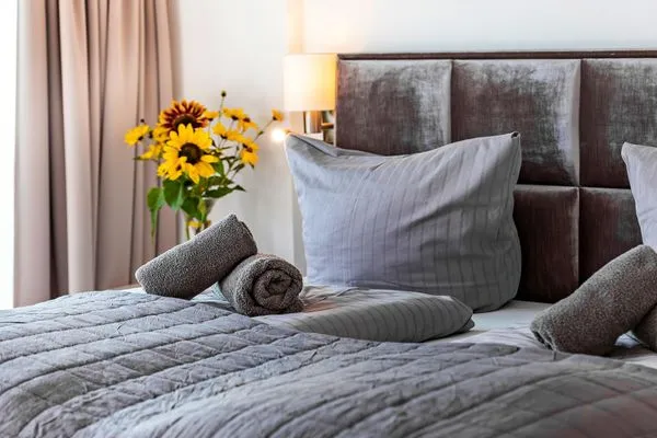 Schlafzimmer sind mit einem Doppelbett (180x200) und einem TV ausgestattet  FeWo Kapitänskajüte in PRORA - 8.33