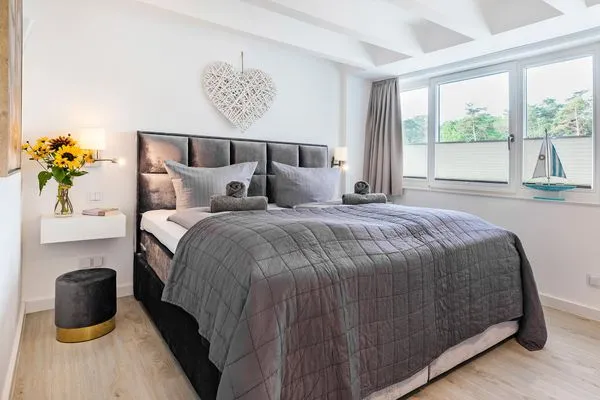 Schlafzimmer sind mit einem Doppelbett (180x200) und einem TV ausgestattet  FeWo Kapitänskajüte in PRORA - 8.33