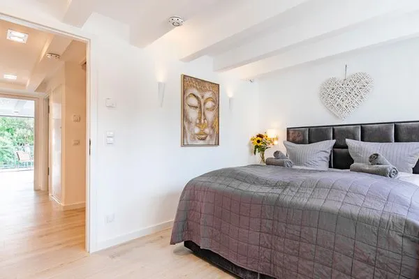 Schlafzimmer sind mit einem Doppelbett (180x200) und einem TV ausgestattet  FeWo Kapitänskajüte in PRORA - 8.33