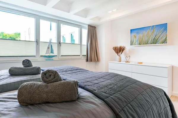 Schlafzimmer sind mit einem Doppelbett (180x200) und einem TV ausgestattet  FeWo Kapitänskajüte in PRORA - 8.33