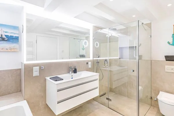 Dusche und eine Badewanne.  FeWo Kapitänskajüte in PRORA - 8.33