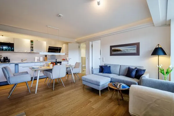 Wohn-/Essbereich: Sofa, TV (Magenta-TV, Netflix-fähig), Bluetooth-Soundbar, Echtholz-Kaminofen (Kaminholz ist nicht im L  FeWo KaSaMimb in PRORA - 5.42