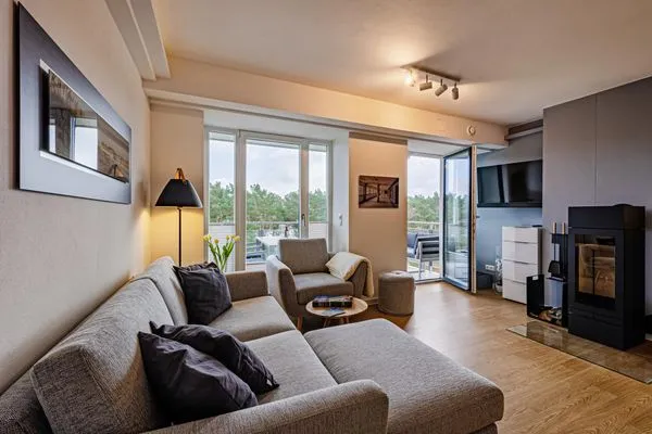 Wohn-/Essbereich: Sofa, TV (Magenta-TV, Netflix-fähig), Bluetooth-Soundbar, Echtholz-Kaminofen (Kaminholz ist nicht im L  FeWo KaSaMimb in PRORA - 5.42