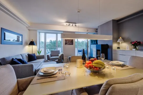 Wohn-/Essbereich: Sofa, TV (Magenta-TV, Netflix-fähig), Bluetooth-Soundbar, Echtholz-Kaminofen (Kaminholz ist nicht im L  FeWo KaSaMimb in PRORA - 5.42