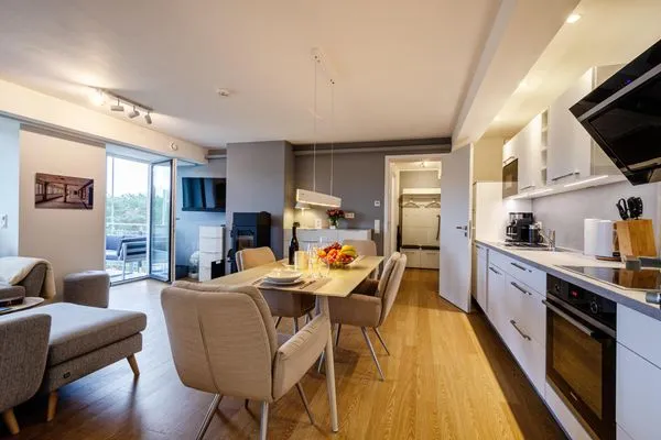 Wohn-/Essbereich: Sofa, TV (Magenta-TV, Netflix-fähig), Bluetooth-Soundbar, Echtholz-Kaminofen (Kaminholz ist nicht im L  FeWo KaSaMimb in PRORA - 5.42