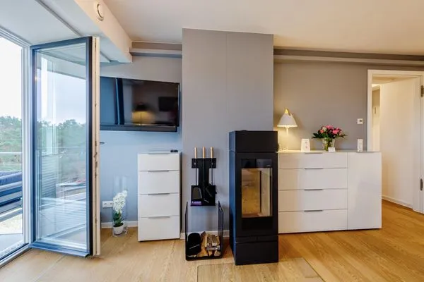 Wohn-/Essbereich: Sofa, TV (Magenta-TV, Netflix-fähig), Bluetooth-Soundbar, Echtholz-Kaminofen (Kaminholz ist nicht im L  FeWo KaSaMimb in PRORA - 5.42