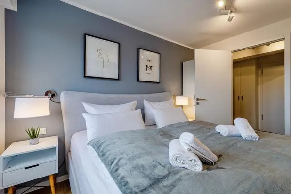 Schlafzimmer 1: Doppelbett (180x200), Smart-TV (Netflix-fähig)  FeWo KaSaMimb in PRORA - 5.42