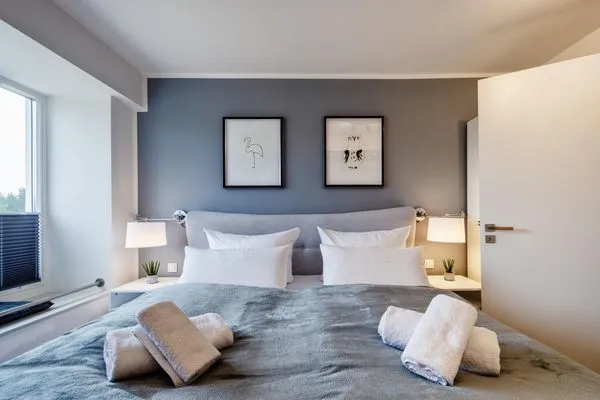 Schlafzimmer 1: Doppelbett (180x200), Smart-TV (Netflix-fähig)  FeWo KaSaMimb in PRORA - 5.42