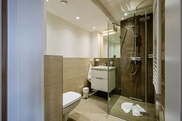 Badezimmer: Dusche, WC, Haartrockner  FeWo KaSaMimb in PRORA - 5.42