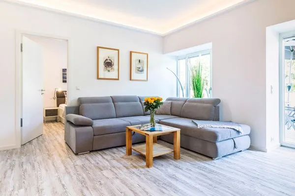 Wohnzimmer: Schlafcouch (120x200), Sessel, Flach-TV, Ausgang Terrasse (Meerseite)  FeWo Königsstuhl in PRORA - 8.03