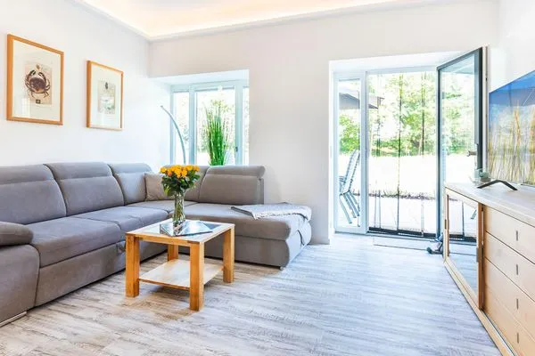 Wohnzimmer: Schlafcouch (120x200), Sessel, Flach-TV, Ausgang Terrasse (Meerseite)  FeWo Königsstuhl in PRORA - 8.03