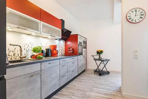 Küche: offene Küche, Kühlschrank, Backofen, Spülmaschine, Geschirr/Besteck, Kochutensilien, Toaster, Mikrowelle, Filter-  FeWo Königsstuhl in PRORA - 8.03