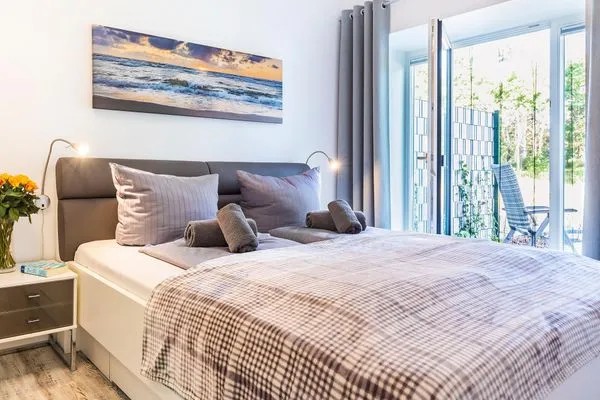 - Schlafzimmer 1: Doppelbett (180x200), Smart-TV, großer Kleiderschrank, Zugang Terrasse  FeWo Königsstuhl in PRORA - 8.03