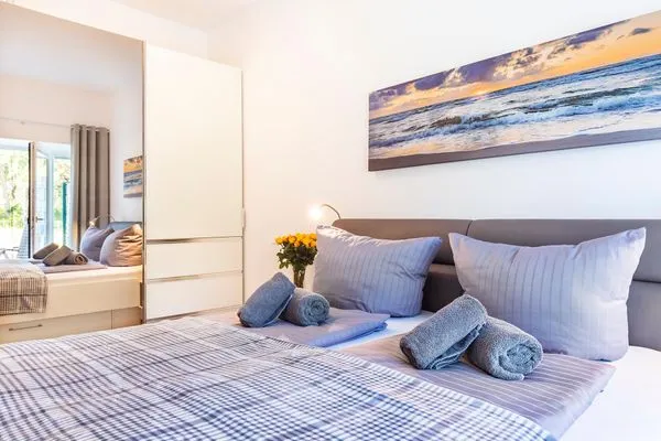 - Schlafzimmer 1: Doppelbett (180x200), Smart-TV, großer Kleiderschrank, Zugang Terrasse  FeWo Königsstuhl in PRORA - 8.03