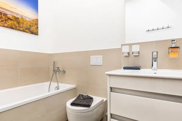 Badezimmer 1: Regendusche, WC, Handtuchheizer, Haartrockner  FeWo Königsstuhl in PRORA - 8.03