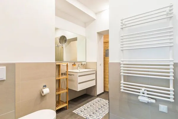 Badezimmer 1: Regendusche, WC, Handtuchheizer, Haartrockner  FeWo Königsstuhl in PRORA - 8.03