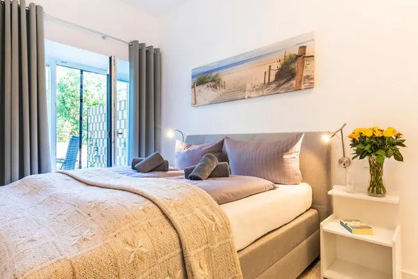 Schlafzimmer 2: Doppelbett (160x200), Smart-TV, Kleiderschrank, Zugang Terrasse  FeWo Königsstuhl in PRORA - 8.03