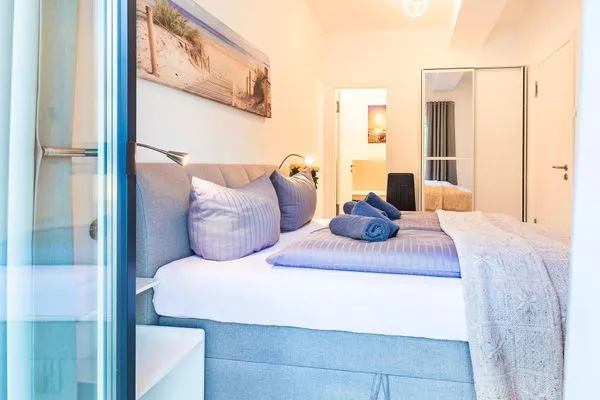 Schlafzimmer 2: Doppelbett (160x200), Smart-TV, Kleiderschrank, Zugang Terrasse  FeWo Königsstuhl in PRORA - 8.03