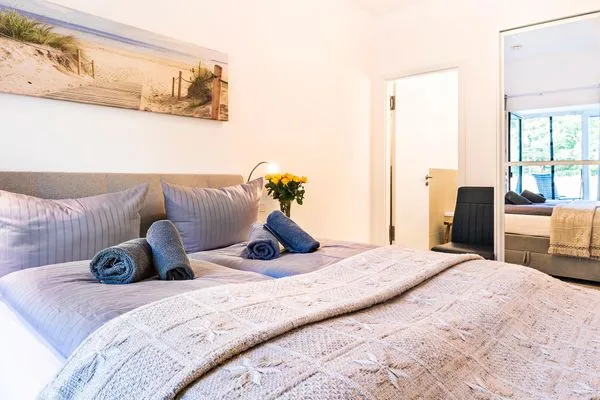 Schlafzimmer 2: Doppelbett (160x200), Smart-TV, Kleiderschrank, Zugang Terrasse  FeWo Königsstuhl in PRORA - 8.03