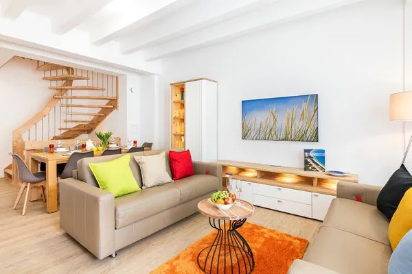 Wohn/Essbereich: Sofa, Sitzbereich, Essbereich, Smart-TV mit Internet, Zugang zur Terrasse  FeWo Strandjuwel in PRORA - 3.01