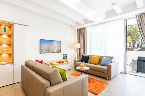Wohn/Essbereich: Sofa, Sitzbereich, Essbereich, Smart-TV mit Internet, Zugang zur Terrasse  FeWo Strandjuwel in PRORA - 3.01