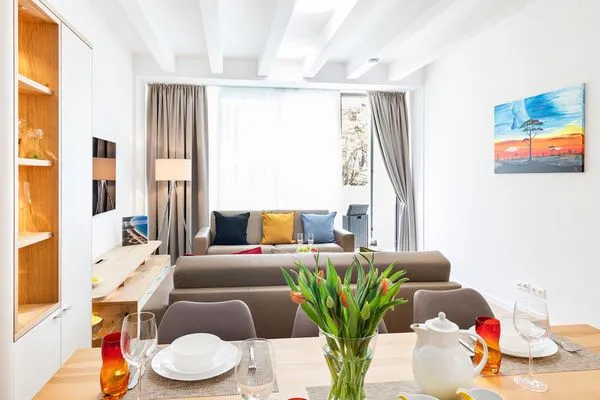 Wohn/Essbereich: Sofa, Sitzbereich, Essbereich, Smart-TV mit Internet, Zugang zur Terrasse  FeWo Strandjuwel in PRORA - 3.01