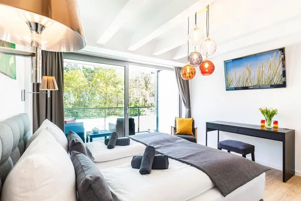 Schlafzimmer 1: Doppelbett (180x200),TV, Zugang zum Balkon  FeWo Strandjuwel in PRORA - 3.01
