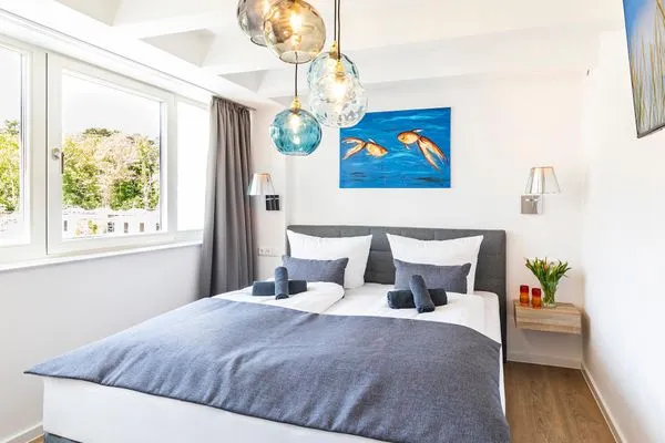 Schlafzimmer 2: Doppelbett(180x200), Smart-TV mit Internet  FeWo Strandjuwel in PRORA - 3.01