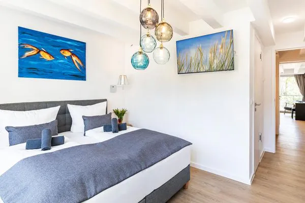 Schlafzimmer 2: Doppelbett(180x200), Smart-TV mit Internet  FeWo Strandjuwel in PRORA - 3.01