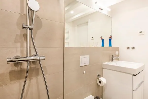 Badezimmer 1: Regendusche, WC, Waschbecken  FeWo Strandjuwel in PRORA - 3.01