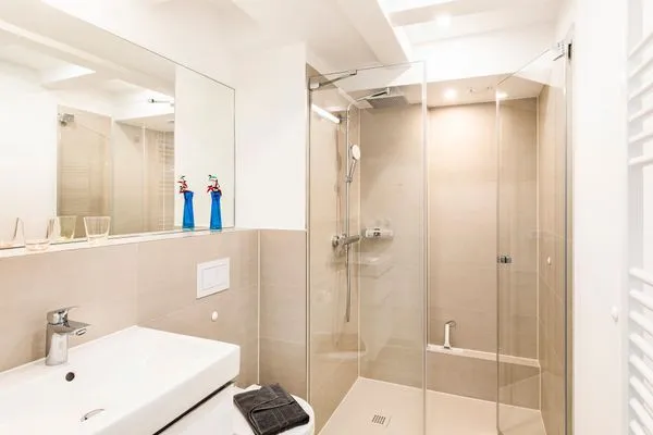 Badezimmer 1: Regendusche, WC, Waschbecken  FeWo Strandjuwel in PRORA - 3.01