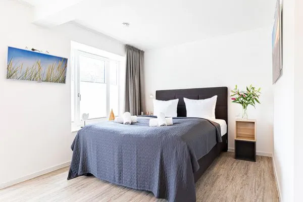 Schlafzimmer 1: Doppelbett (Boxspring 180 x 200 ), TV, Netflix  FeWo Lieblingsplatz in PRORA - 7.06