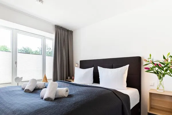 Schlafzimmer 1: Doppelbett (Boxspring 180 x 200 ), TV, Netflix  FeWo Lieblingsplatz in PRORA - 7.06