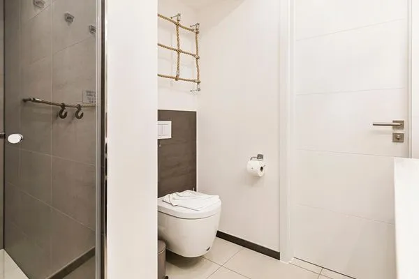 Badezimmer 1: Dusche (Rainshower), Haartrockner  FeWo Lieblingsplatz in PRORA - 7.06