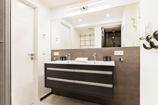 Badezimmer 1: Dusche (Rainshower), Haartrockner  FeWo Lieblingsplatz in PRORA - 7.06