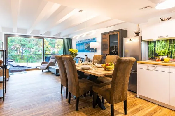 Wohn/Essbereich: Schlafsofa (140x190), Sitzbereich, Essbereich, TV, Zugang zum Balkon  FeWo Loft Sturmmöwe in PRORA - 4.12