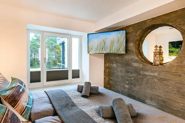 Schlafzimmer 1: Doppelbett (180x200), TV  FeWo Loft Sturmmöwe in PRORA - 4.12