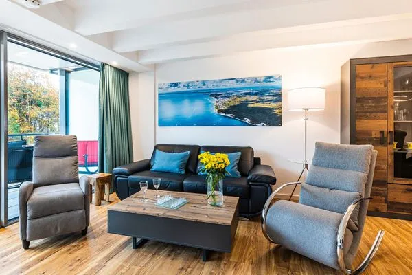 Wohn/Essbereich: Schlafsofa (140x190), Sitzbereich, Essbereich, TV, Zugang zum Balkon  FeWo Loft Sturmmöwe in PRORA - 4.12