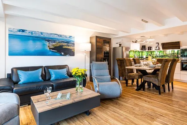 Wohn/Essbereich: Schlafsofa (140x190), Sitzbereich, Essbereich, TV, Zugang zum Balkon  FeWo Loft Sturmmöwe in PRORA - 4.12