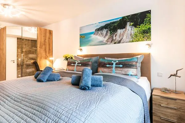 Schlafzimmer 1: Doppelbett (180x200), TV  FeWo Loft Sturmmöwe in PRORA - 4.12