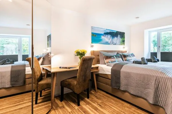 Schlafzimmer 1: Doppelbett (180x200), TV  FeWo Loft Sturmmöwe in PRORA - 4.12