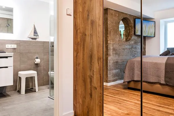 Schlafzimmer 1: Doppelbett (180x200), TV  FeWo Loft Sturmmöwe in PRORA - 4.12